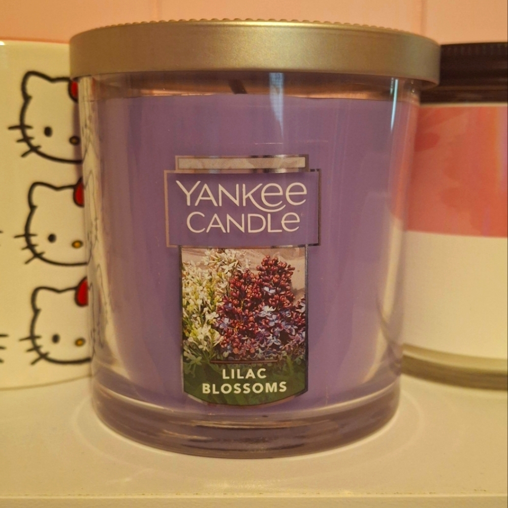 Yankee Candle Lilac Blossoms 7oz Candle
